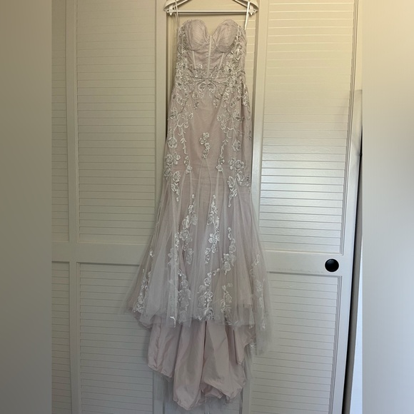 Beautiful mermaid wedding dress with cathedral length veil - Picture 8 of 9